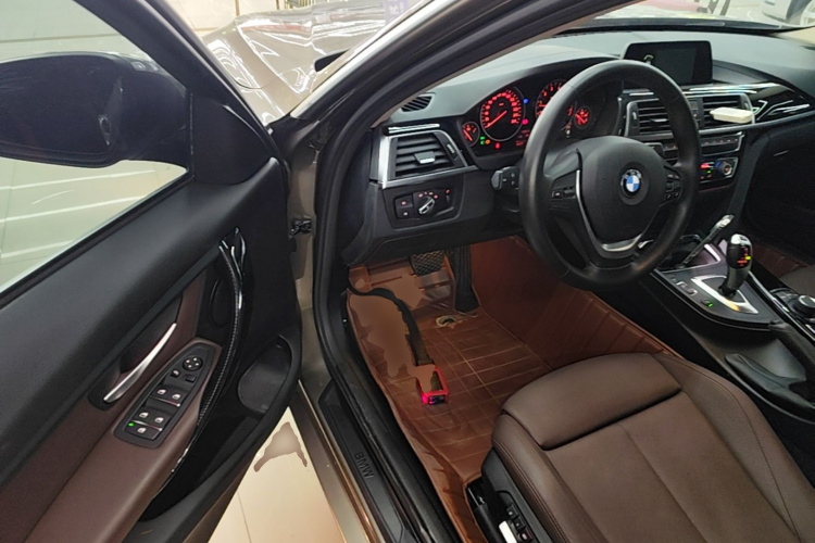 BMW 3 Series 2018 car image #16