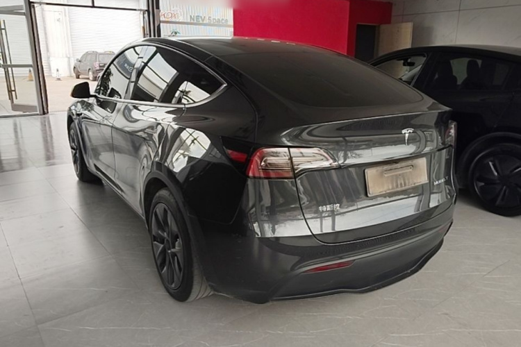 Tesla Model Y 2024 #5 Tesla Model Y 2024 car image #5