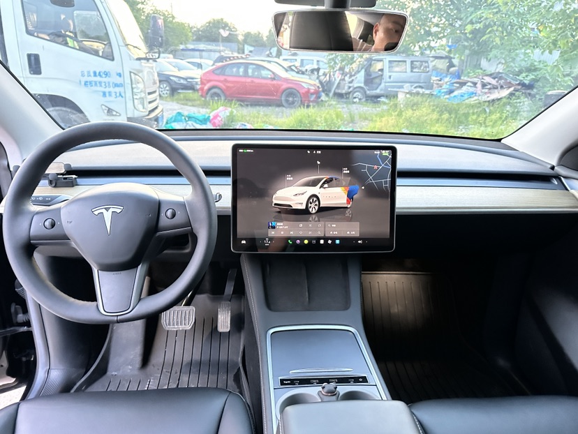 Tesla Model Y 2023 car image #9