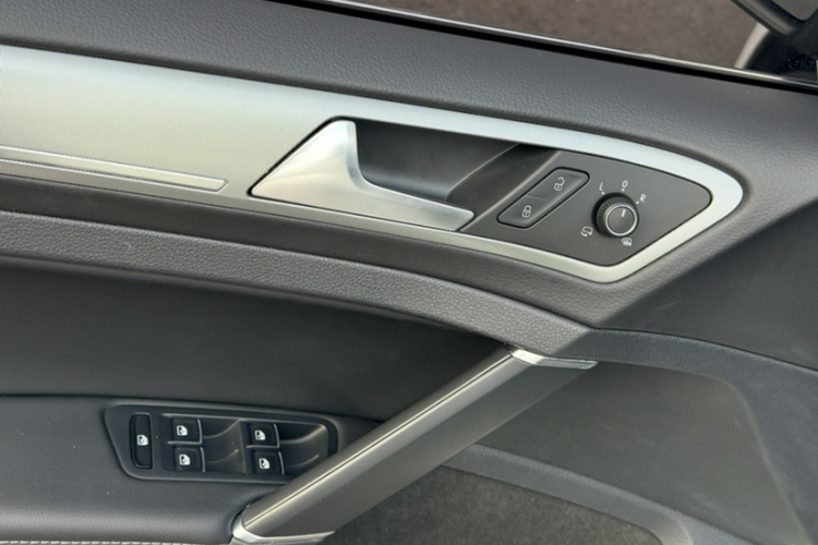 Volkswagen Golf 2020 car image #19