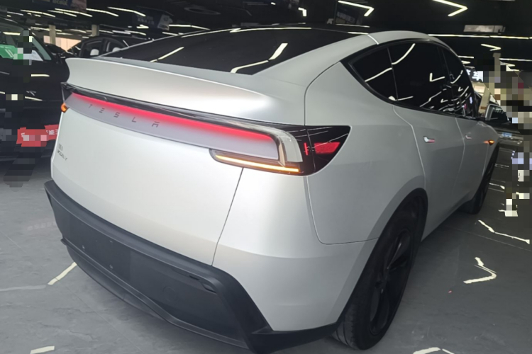 Tesla Model Y 2025 #6 Tesla Model Y 2025 car image #6