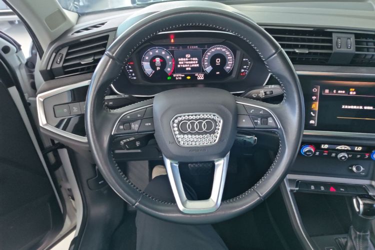 Audi Q3 2019 car image #11