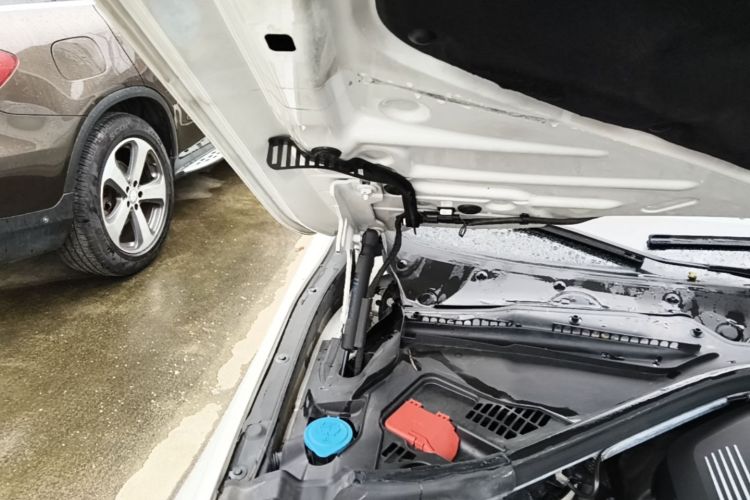 BMW 3 Series 2019 car image #23