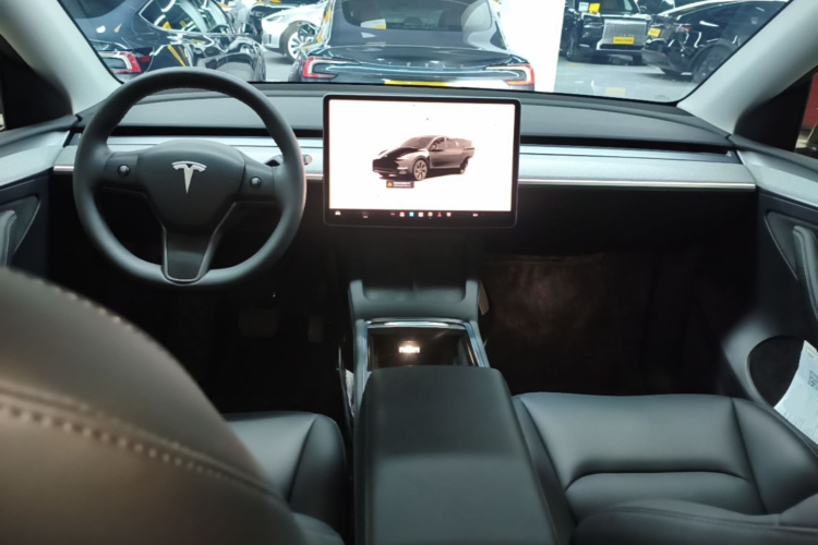 Tesla Model Y 2024 #10 Tesla Model Y 2024 car image #10