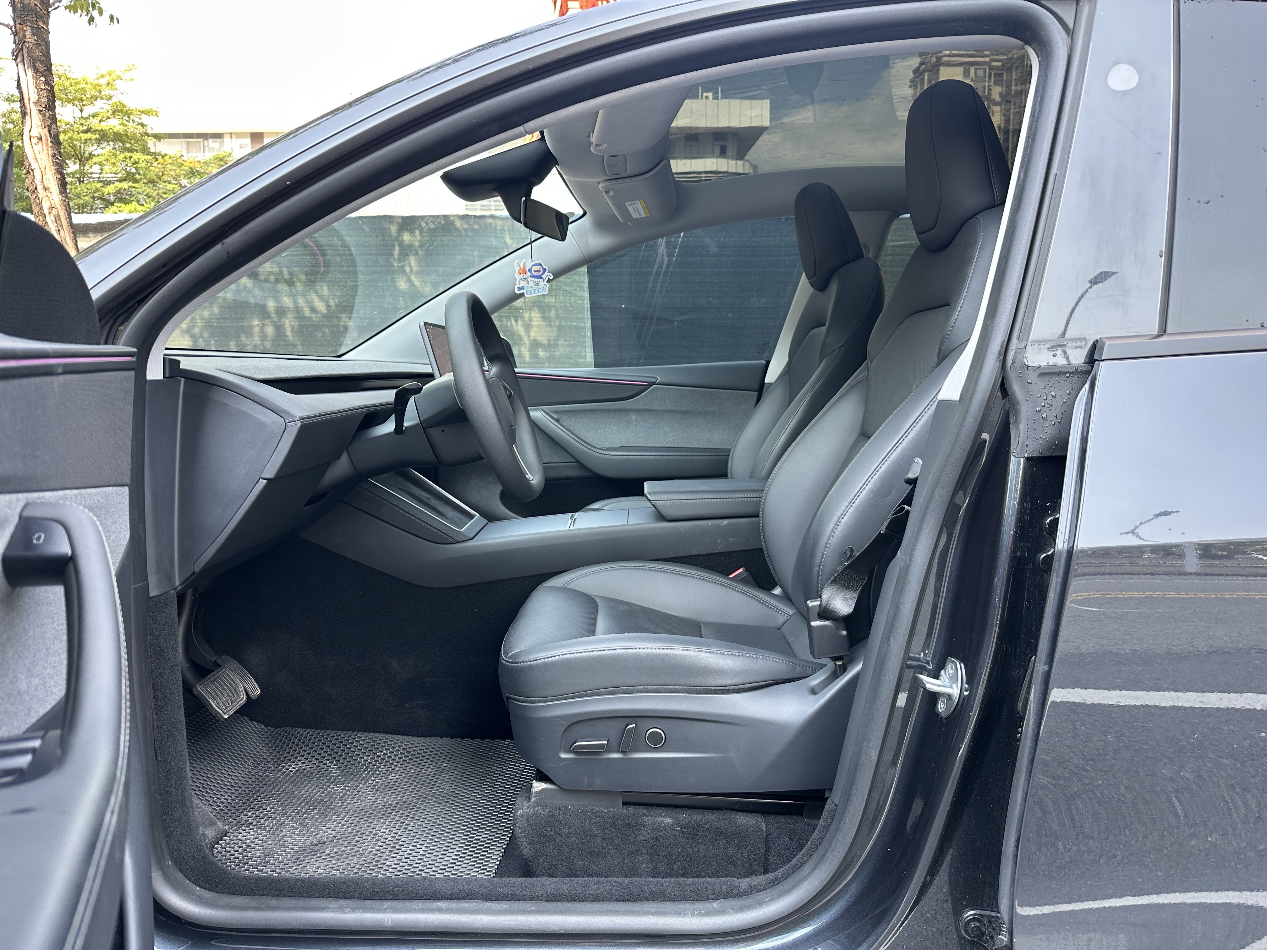 Tesla Model Y 2025 #4 Tesla Model Y 2025 car image #4