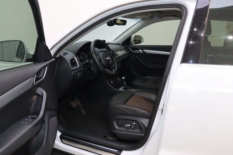 Audi Q3 2018 car image #16