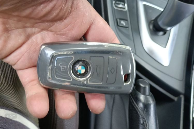 BMW 3 Series 2018 car image #10