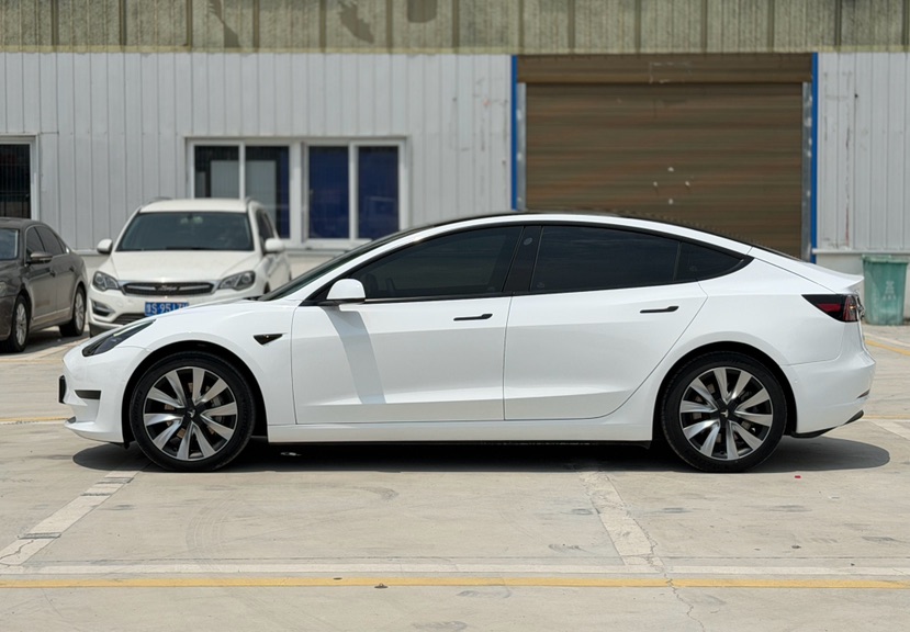Tesla Model 3 2023 car image #3