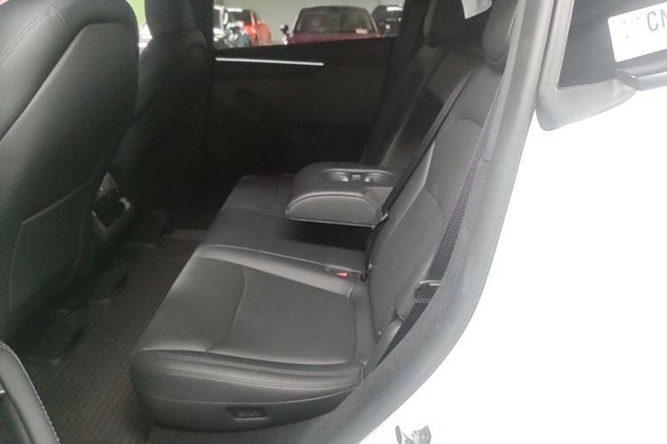 Tesla Model Y 2026 car image #13