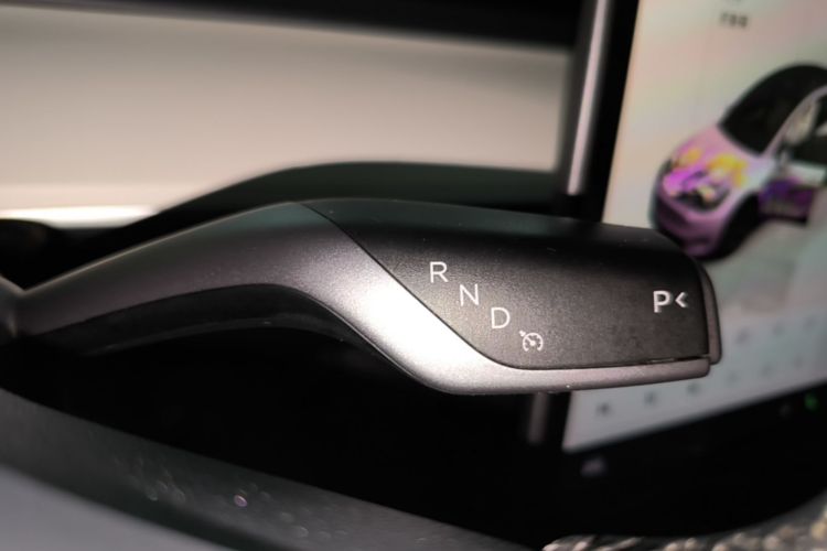 Tesla Model Y 2023 car image #18