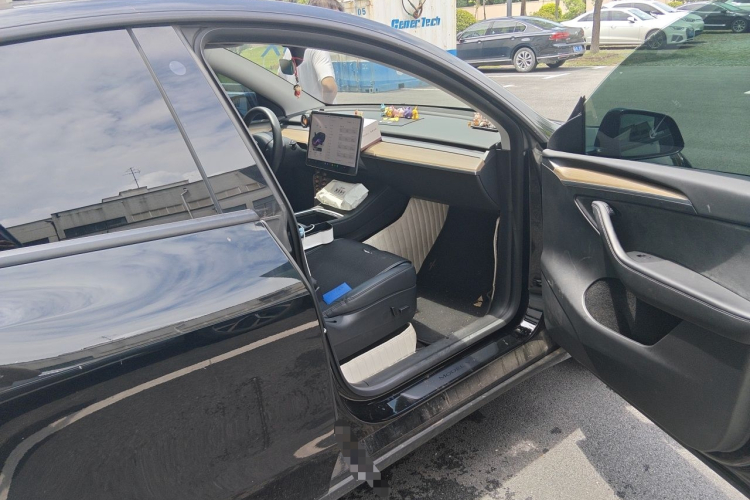 Tesla Model Y 2022 car image #27