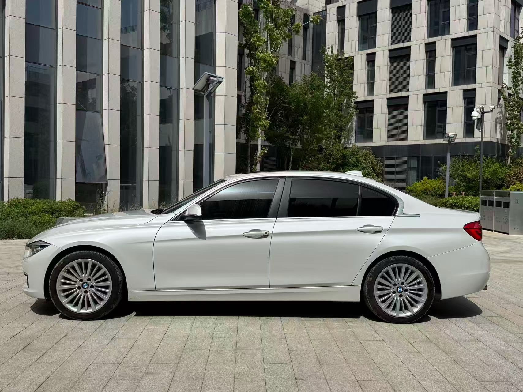 BMW 3 Series 2018 immagine di auto #5