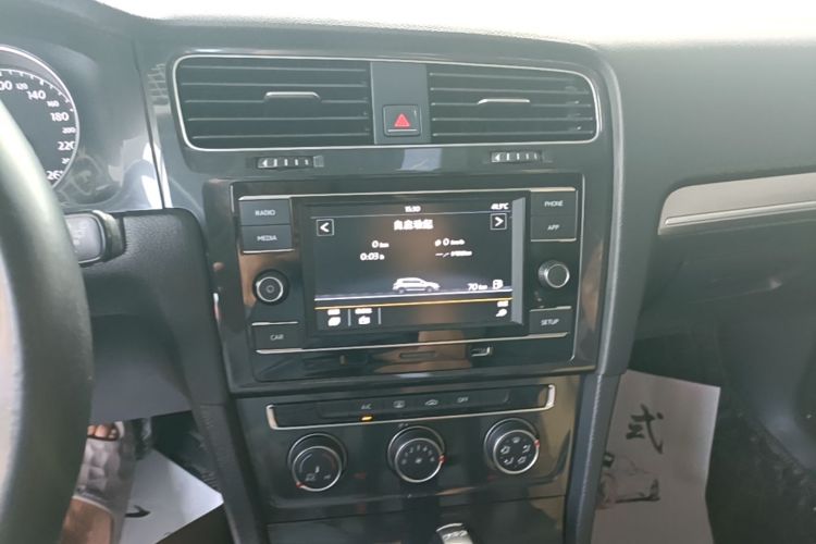 Volkswagen Golf 2018 car image #17