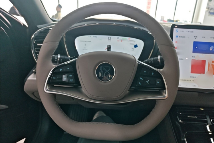 BYD Han 2025 car image #11