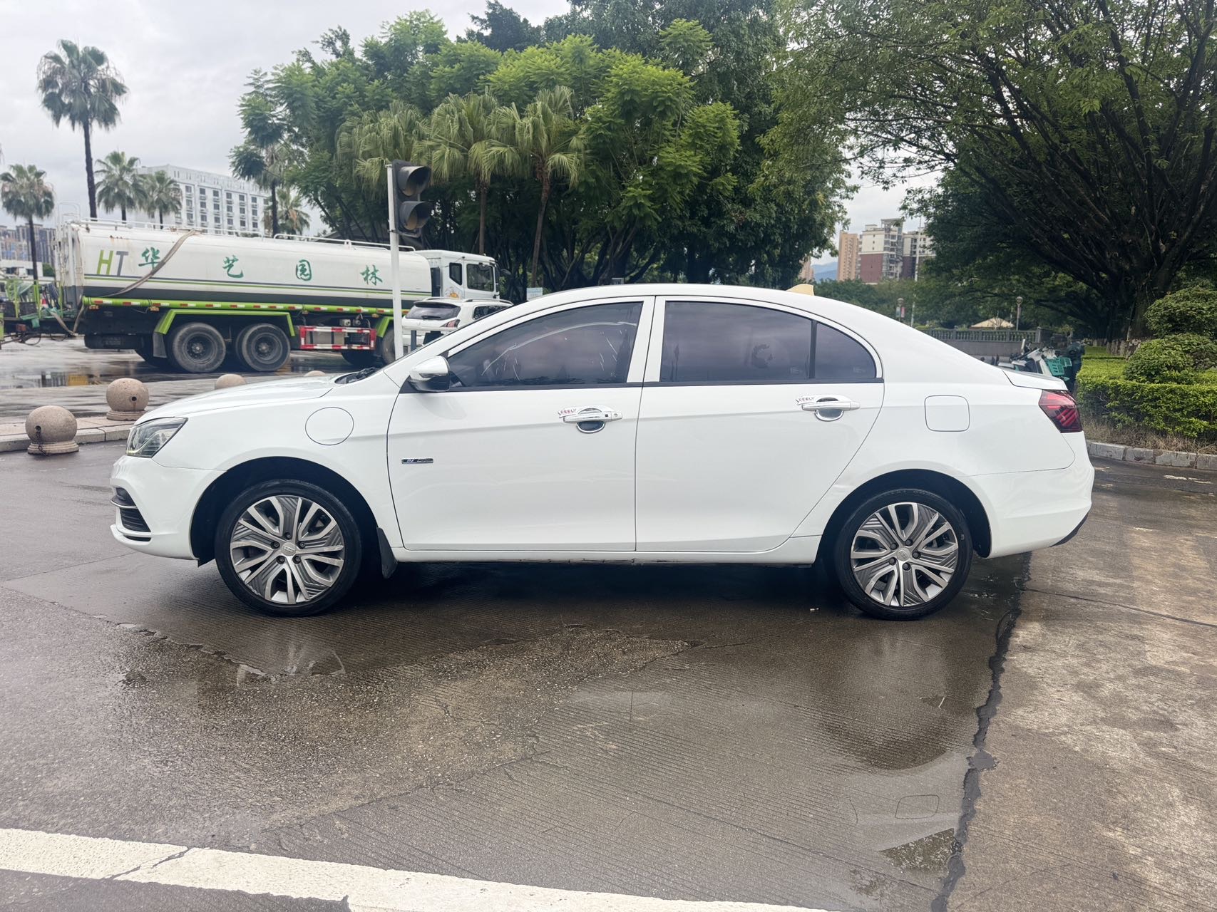 GEELY Emgrand New Energy 2018 immagine di auto #3