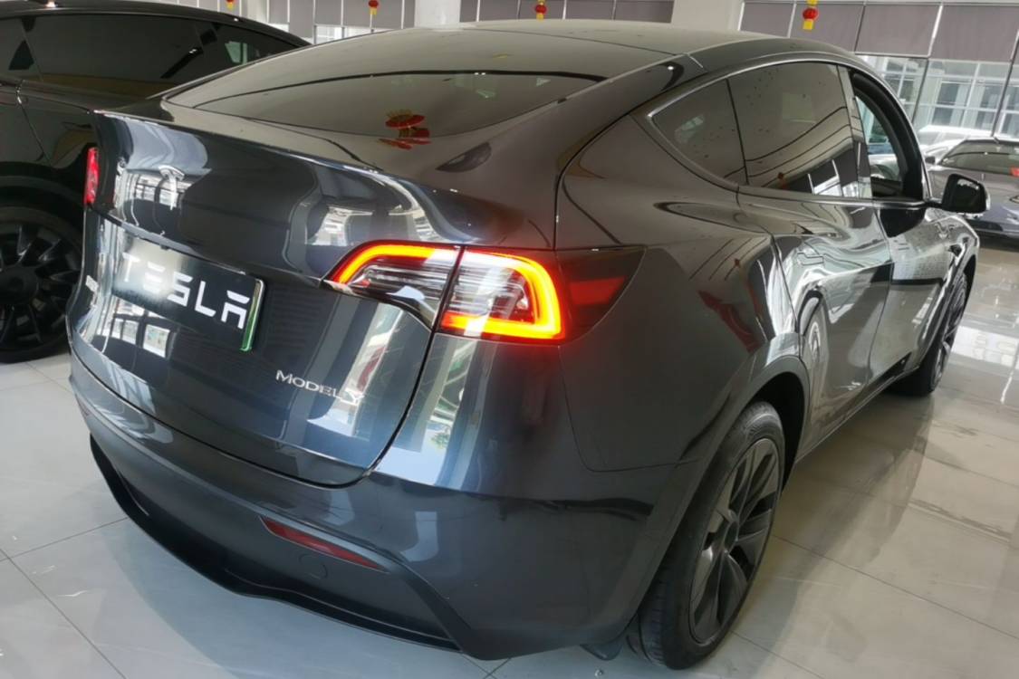 Tesla Model Y 2024 #4 Tesla Model Y 2024 car image #4