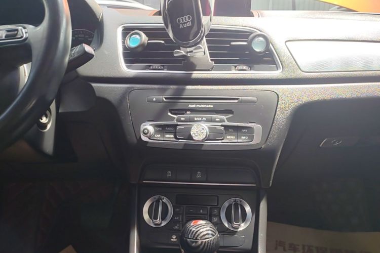 Audi Q3 2015 car image #13