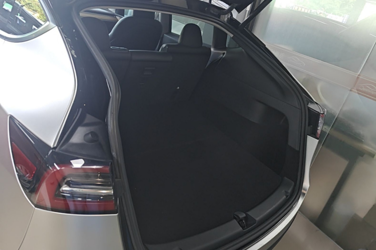 Tesla Model Y 2022 car image #19