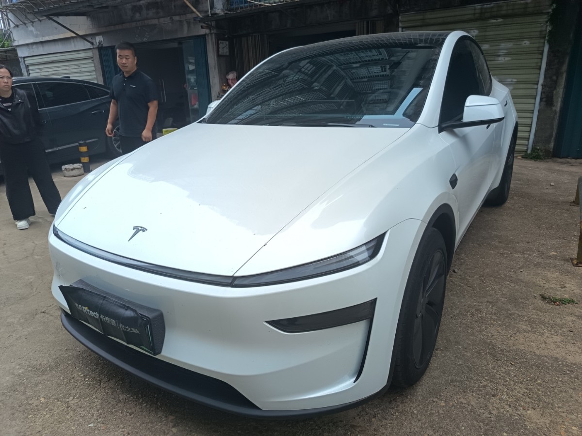Tesla Model Y 2026 Tesla Model Y 2026 immagine di auto