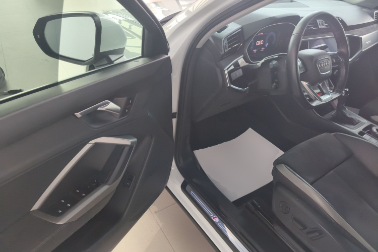 Audi Q3 2021 car image #16