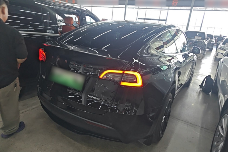 Tesla Model Y 2023 car image #5