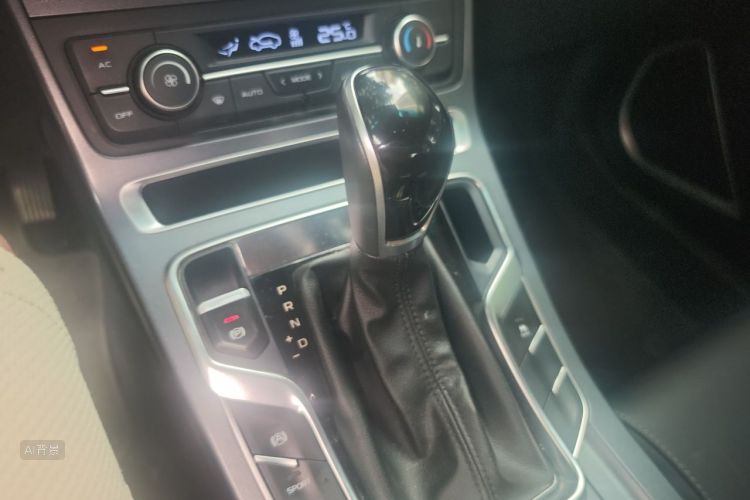 GEELY Emgrand 2019 car image #16