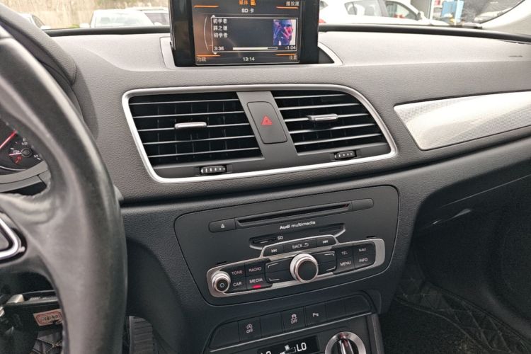 Audi Q3 2016 car image #13
