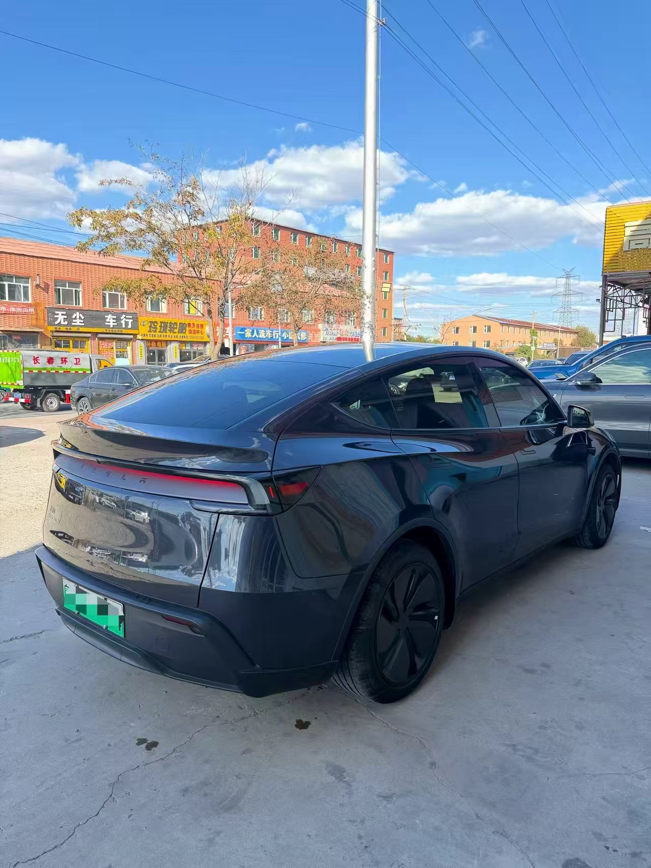 Tesla Model Y 2025 car image #4
