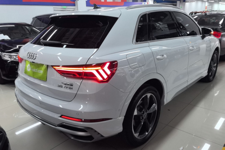 Audi Q3 2023 car image #5