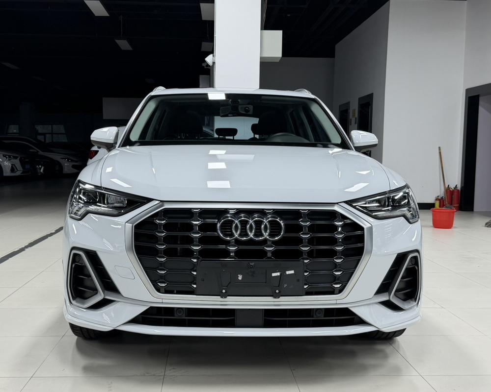 Audi Q3 2022 car image #2