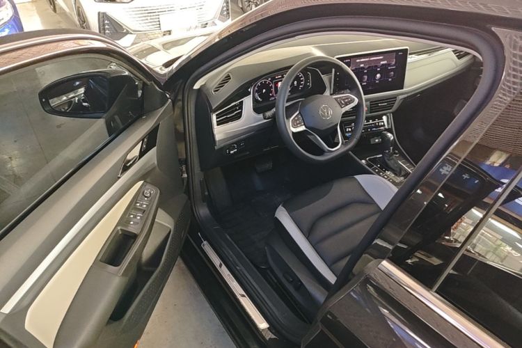 Volkswagen Bora 2022 car image #16