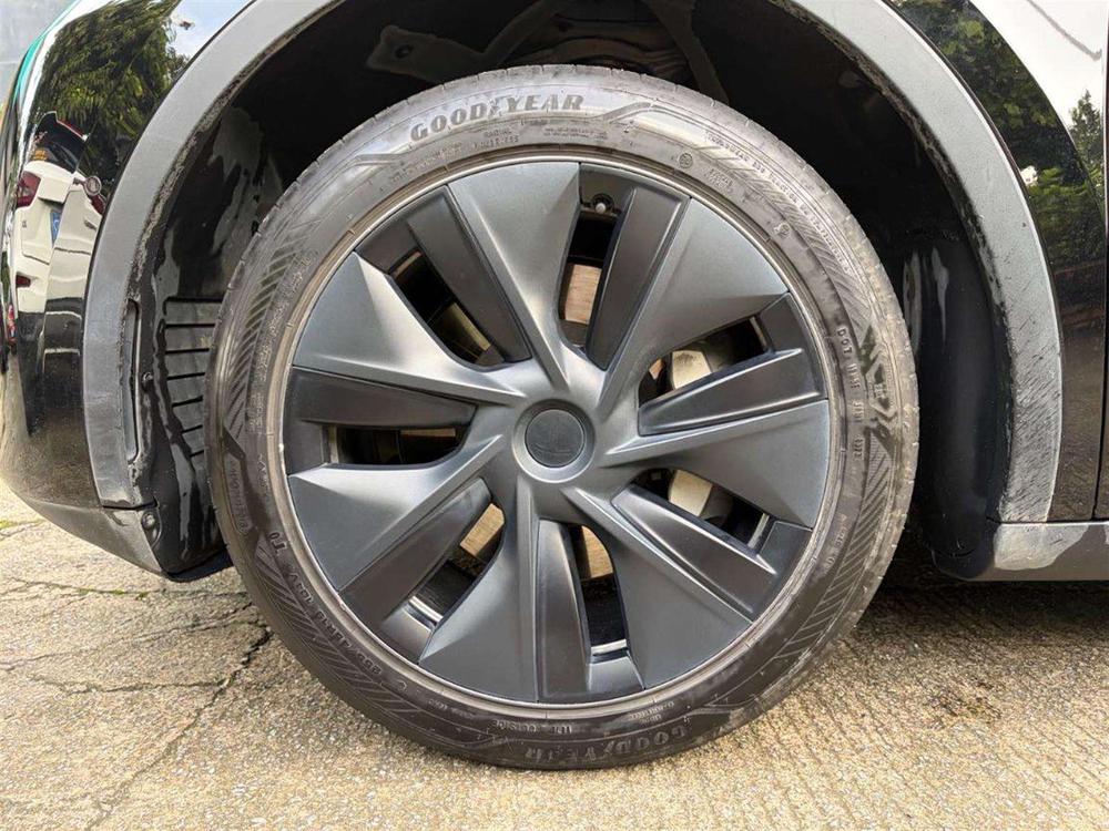 Tesla Model Y 2023 car image #9