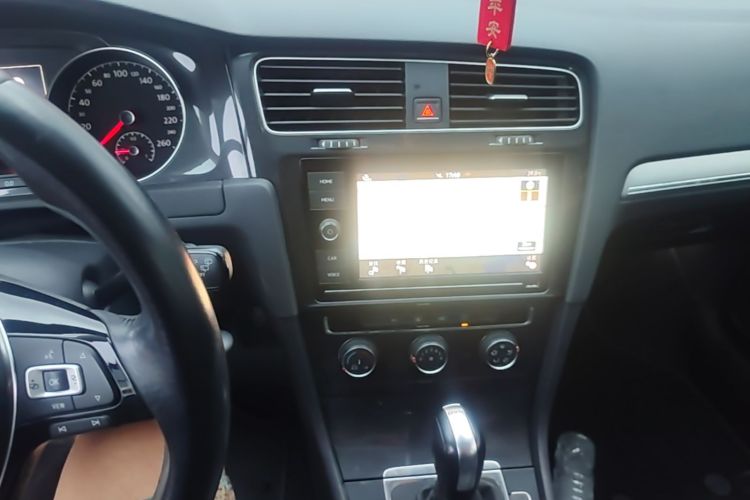 Volkswagen Golf 2019 car image #15