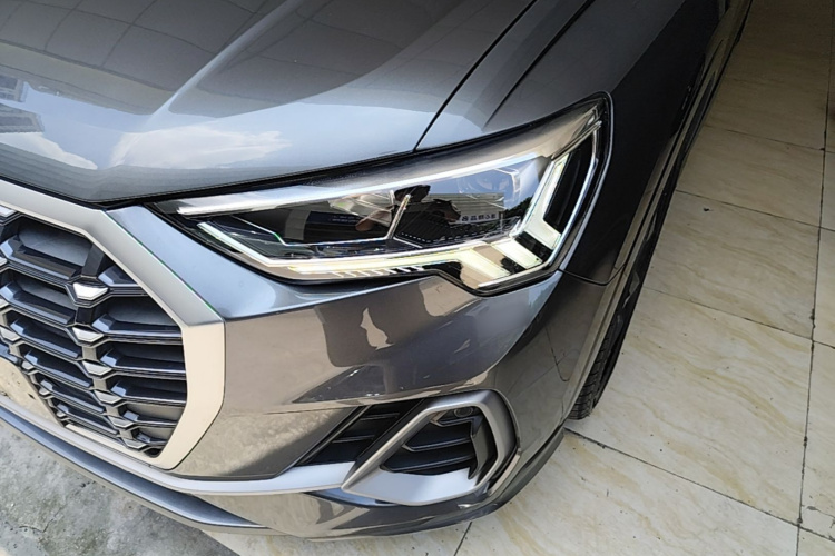 Audi Q3 2020 car image #23