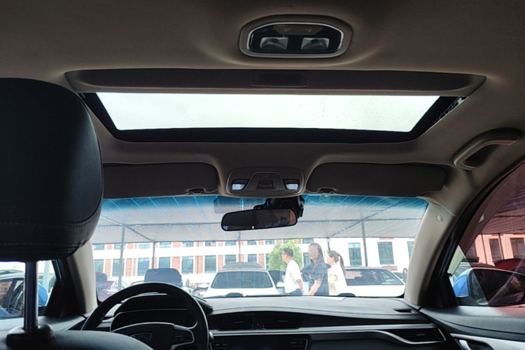 GEELY Emgrand 2018 car image #18