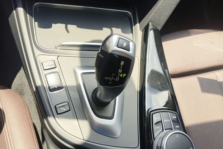 BMW 3 Series 2019 car image #14