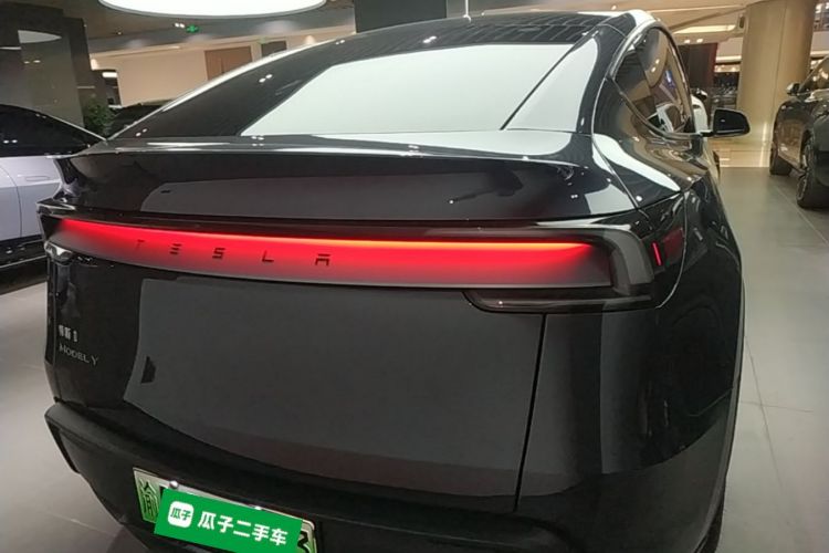 Tesla Model Y 2025 immagine di auto #4