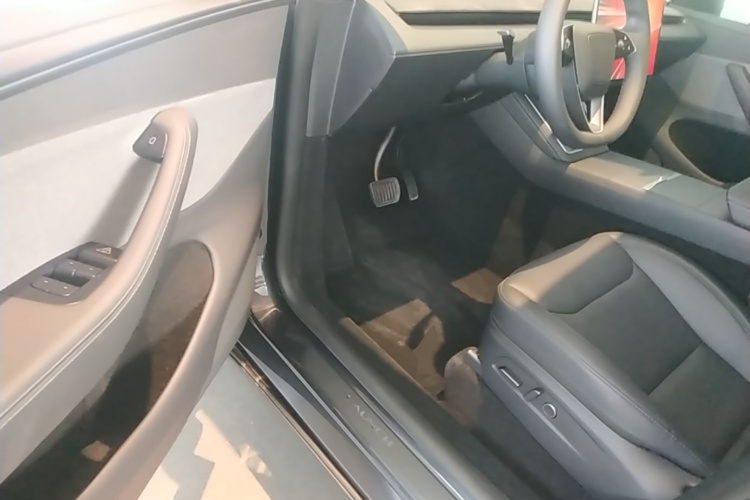 Tesla Model Y 2025 car image #16