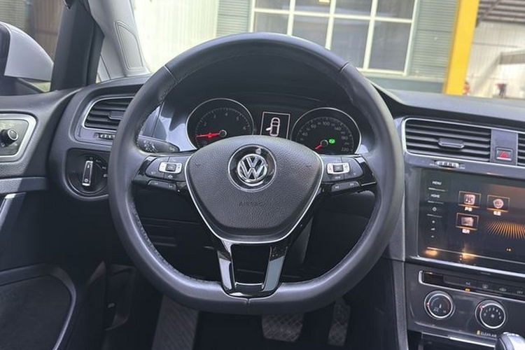 Volkswagen Golf 2020 car image #16
