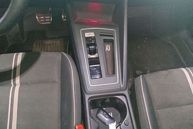 Volkswagen Golf 2023 car image #14