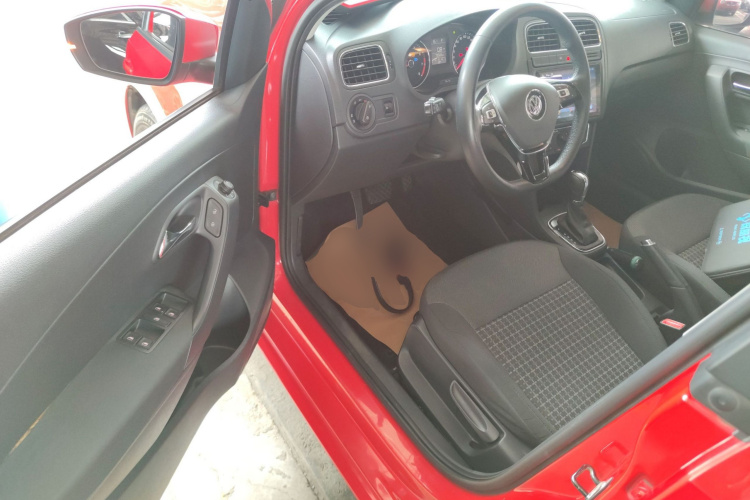 Volkswagen Polo 2016 car image #12