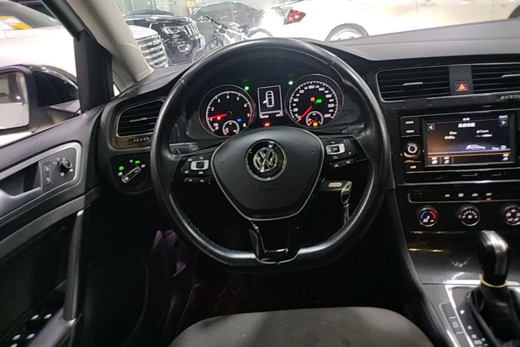 Volkswagen Golf 2018 car image #11