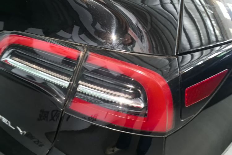 Tesla Model Y 2023 صورة سيارة #8