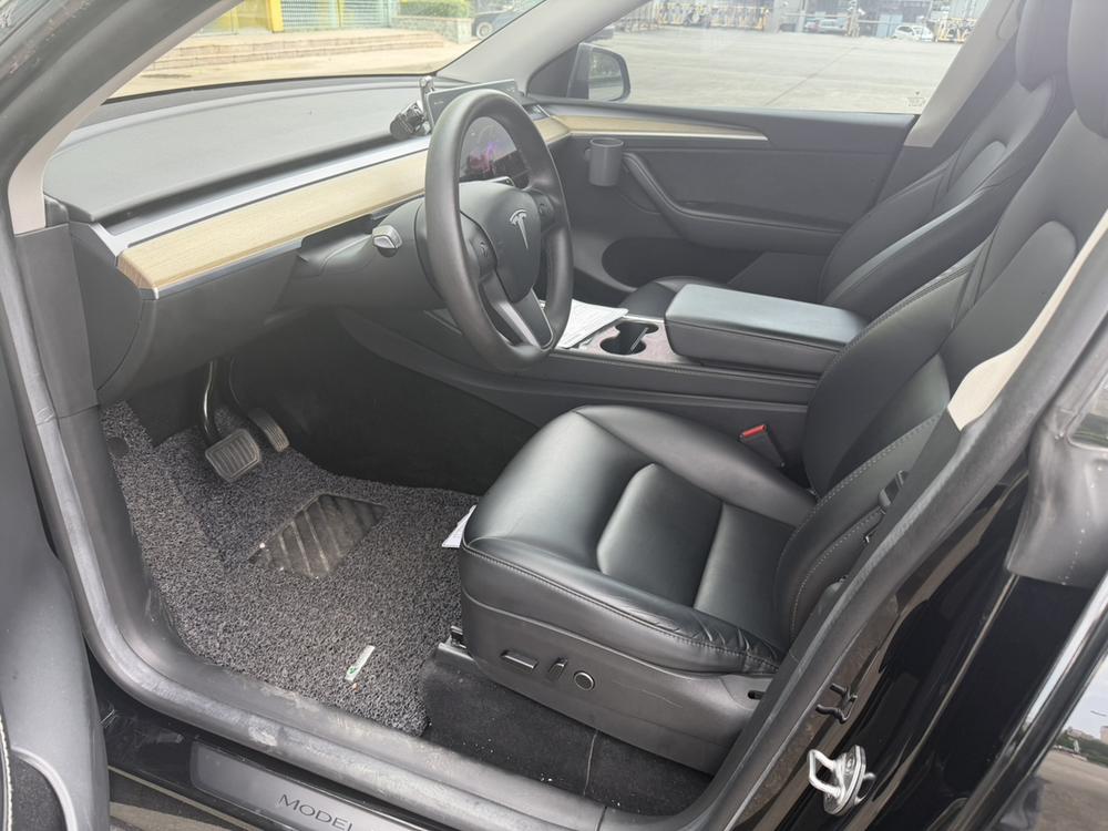 Tesla Model Y 2023 car image #10