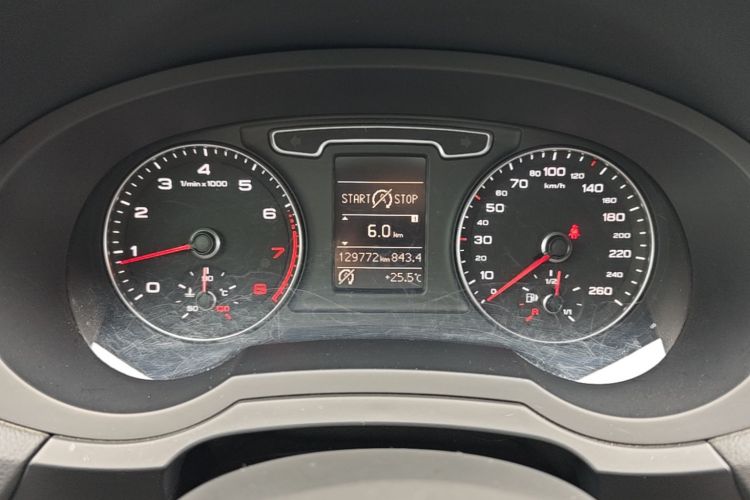 Audi Q3 2015 car image #12
