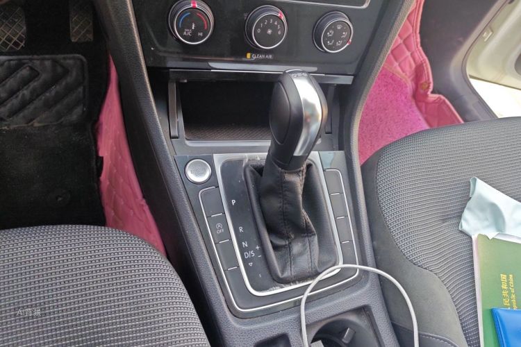 Volkswagen Golf 2020 car image #16