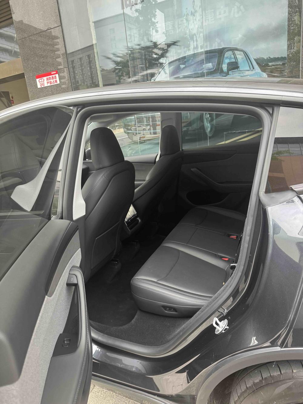 Tesla Model Y 2025 immagine di auto #8