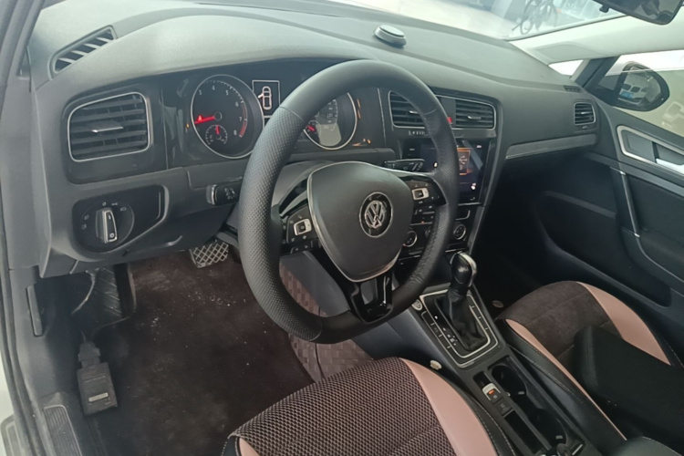 Volkswagen Golf 2020 car image #10