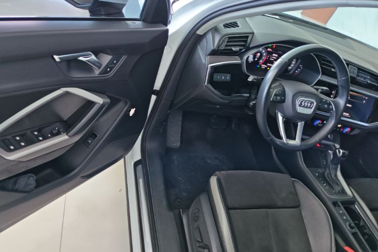 Audi Q3 2019 car image #16