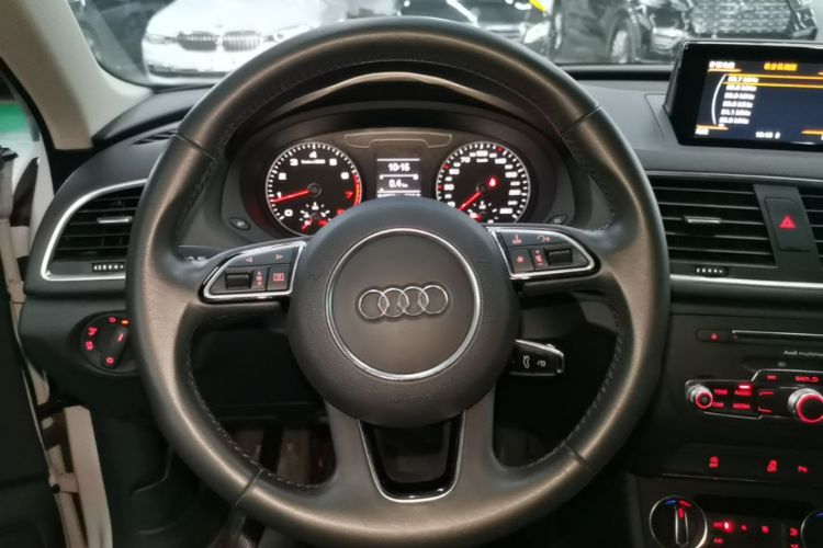 Audi Q3 2019 car image #11
